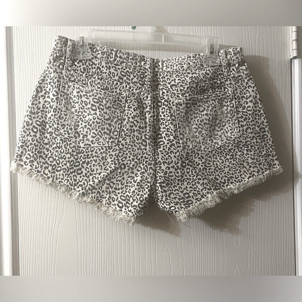 🛍️NWOT POL Women's Leopard Print Distressed Jean Shorts - Black and White - Picture 2 of 4
